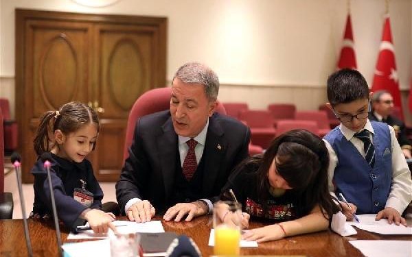 Bakan Akar ve Komutanlar, Şehit Çocuklarıyla Buluştu