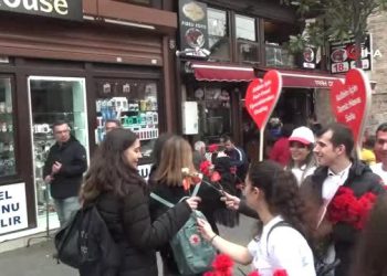 Cadde Boyunca Karanfil Dağıtarak Kalp Sağlığına Dikkat Çektiler