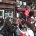 Cadde Boyunca Karanfil Dağıtarak Kalp Sağlığına Dikkat Çektiler