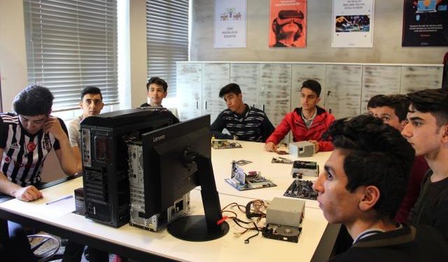 Dijital Kütüphane Öğrencilerin Ufkunu Açıyor