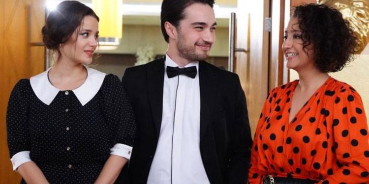 Dizi aşkı gerçek olmuştu! Burak Dakak ile Leyla Tanlar el ele görüntülendi