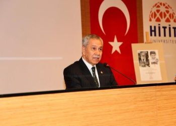 Eski TBMM Başkanı Arınç, Üniversite Öğrencileriyle Bir Araya Geldi