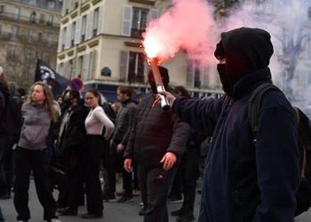 Fransa’da göstericiler Paris Havalimanı’nın girişini kapattı