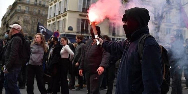 Fransa’da göstericiler Paris Havalimanı’nın girişini kapattı