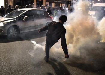 Fransa’da tansiyon düşmüyor! Gösterilerde, polis müdahalesiyle bir kişinin parmağının koptuğu iddia edildi