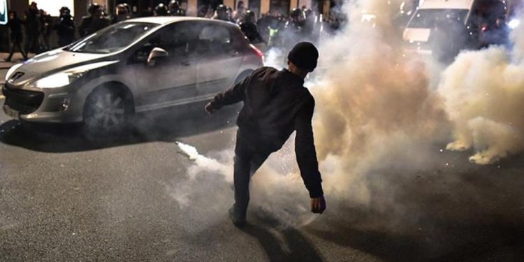 Fransa’da tansiyon düşmüyor! Gösterilerde, polis müdahalesiyle bir kişinin parmağının koptuğu iddia edildi