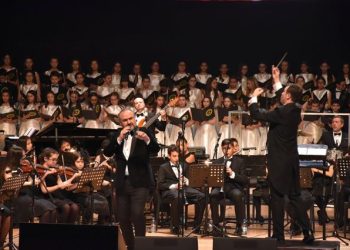 Hakan Aysev, 23 Nisan Coşkusunu Öğrencilerle Sahneye Taşıdı