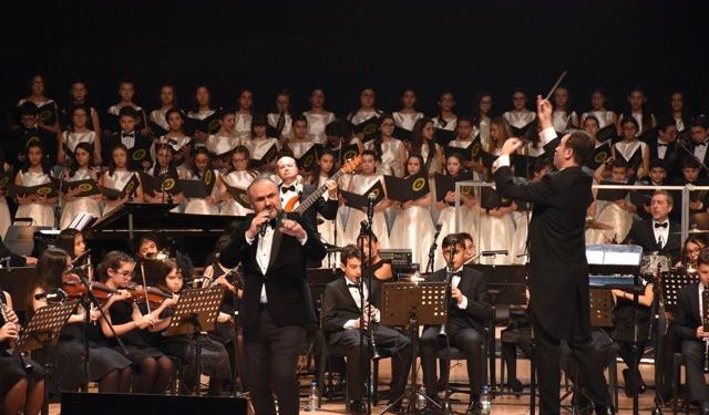 Hakan Aysev, 23 Nisan Coşkusunu Öğrencilerle Sahneye Taşıdı