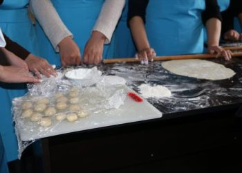 Kadınlara Baklavacılık ve İpek Halı Dokumacılığı Kursu ile Destek