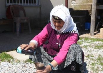 Köyde Katran Üreten Tek Kişi! Kilosunu 200 Liradan Satıyor