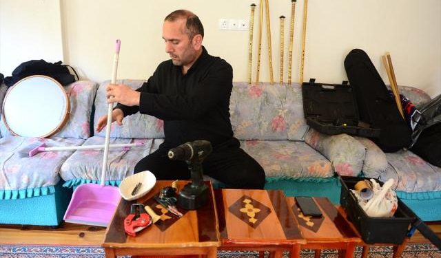 Müzik Tutkunu İmam Fırça Sapından Ney Yapıyor