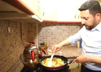 Öğrenci Evine Misafir Olan Belediye Başkanı, Mutfağa Girip Menemen Yaptı