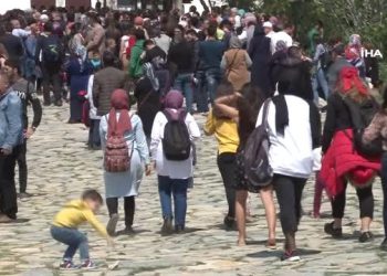 Pamukkale’ye Giriş Ücretsiz Oldu, Adım Atacak Yer Kalmadı