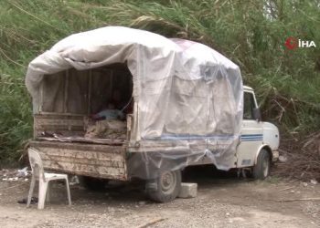 Yoğun Bakımdaki Oğul ve Eş İçin Kamyonet Kasasında Umutlu Bekleyiş