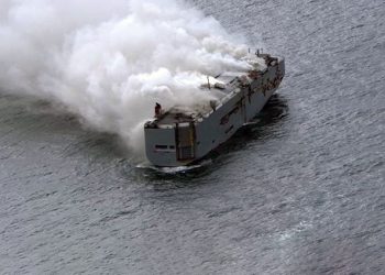 3 bin otomobilin bulunduğu gemi 10 gündür yanıyor