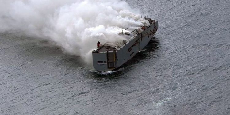 3 bin otomobilin bulunduğu gemi 10 gündür yanıyor