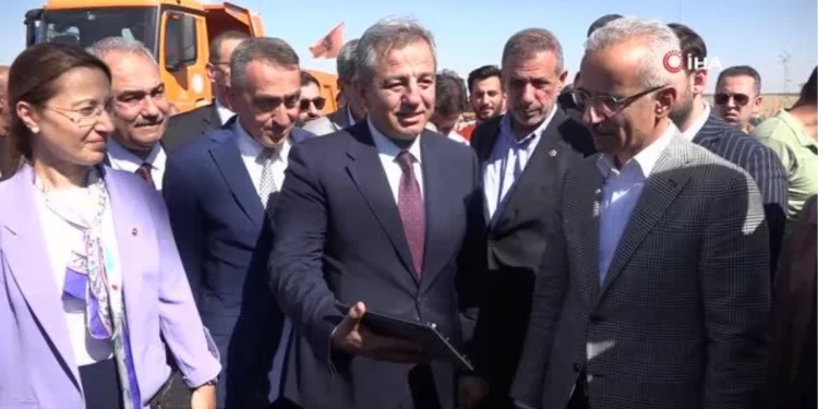 Bakan Uraloğlu, Gaziantep Şehir Hastanesi Kavşağı’nda incelemelerde bulundu