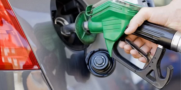 Benzinin litresine bu gece itibarıyla 1 lira 55 kuruş zam geldi