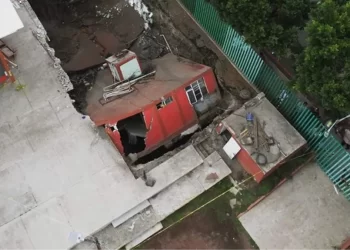 Bina, su borusunun patlaması sonucu oluşan devasa çukurun içine devrildi