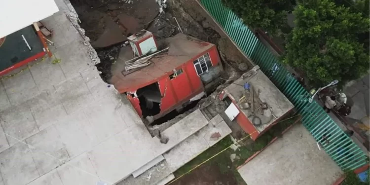 Bina, su borusunun patlaması sonucu oluşan devasa çukurun içine devrildi