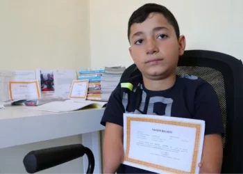 Doğuştan engelli öğrenci, elektronik protezlerle okula gitmek istiyor