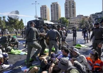 Hastaneden taburcu olan İsrail Başbakanı Netanyahu ülkenin en büyük yasa tasarısı krizi ile karşı karşıya kaldı