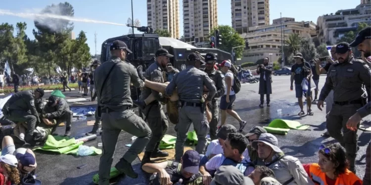 Hastaneden taburcu olan İsrail Başbakanı Netanyahu ülkenin en büyük yasa tasarısı krizi ile karşı karşıya kaldı