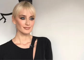 İç çamaşırsız pozunu paylaşan Didem Soydan’dan “Cinsel organını aç da rahatla” diyen takipçisine yanıt: Kendinizinkini görebilirsiniz