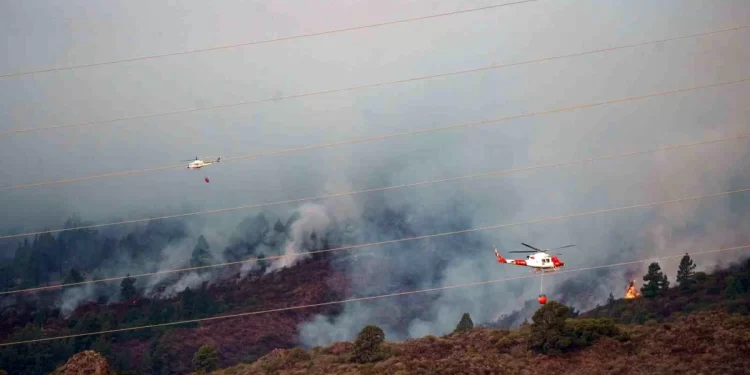İspanya’nın turistik Tenerife Adası’ndaki orman yangını kontrolden çıktı!