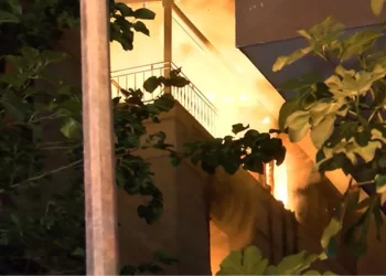 Kadıköy’de yangından kurtulmak için binanın 3. katından atlayan kadın hayatını kaybetti