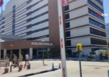 Manisalı hemşireden, Obezite Okuluna gelerek zayıflayan hastalarına çiçekli motivasyon