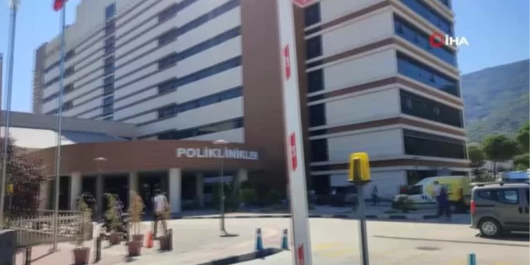 Manisalı hemşireden, Obezite Okuluna gelerek zayıflayan hastalarına çiçekli motivasyon