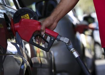 Motorinin litresine salı gününden itibaren geçerli olmak üzere 1 lira zam geliyor