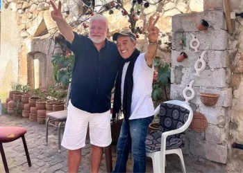 Onur Akın, Edip Akbayram’ı Avanos’taki Sokağında Ziyaret Etti