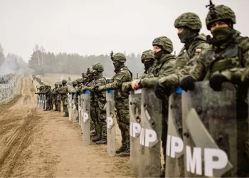 Polonya, Belarus sınırındaki asker sayısını artırarak savaş helikopteri dahil ilave güçler konuşlandırıyor