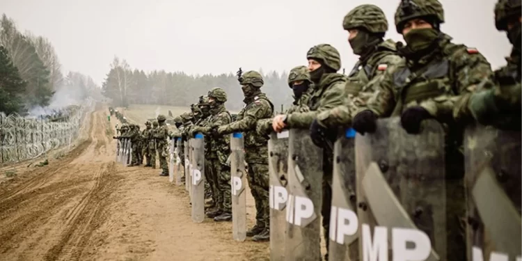 Polonya, Belarus sınırındaki asker sayısını artırarak savaş helikopteri dahil ilave güçler konuşlandırıyor