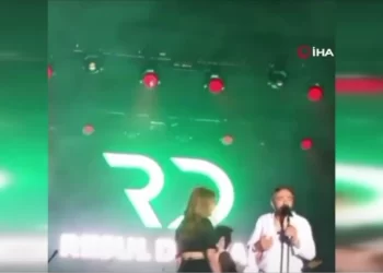 Resul Dindar ve Demet Akalın arasında sahnede gergin anlar: ‘Sen beni tanımamışsın’