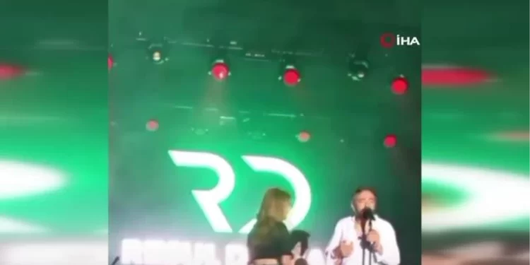 Resul Dindar ve Demet Akalın arasında sahnede gergin anlar: ‘Sen beni tanımamışsın’