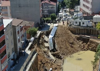 Sarıyer’de inşaat temel kazısı sırasında yol çöktü: Çevre binalar tahliye edildi
