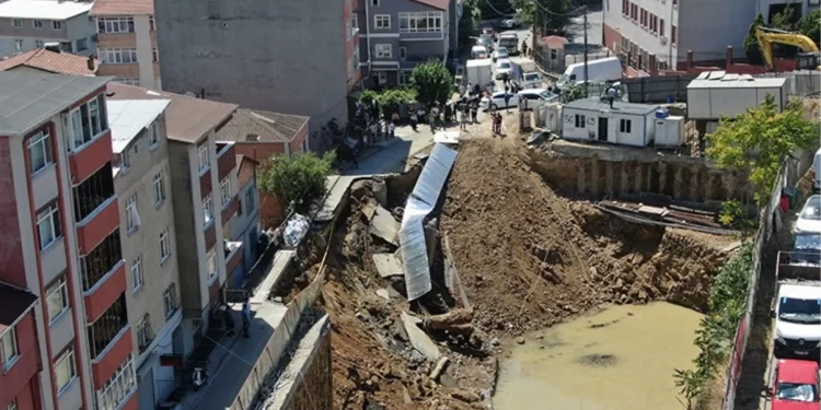 Sarıyer’de inşaat temel kazısı sırasında yol çöktü: Çevre binalar tahliye edildi