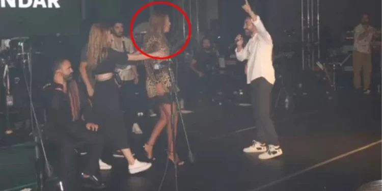 Tartıştığı Resul Dindar’ın sahnesini basan Demet Akalın, seyircilerden özür diledi