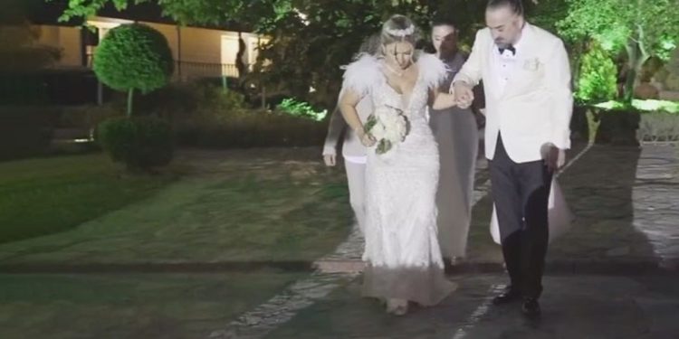 Volkan Konak, eşiyle 31 yıl sonra düğün yaptı! Eşi ayakkabısından dolayı yürüyemedi