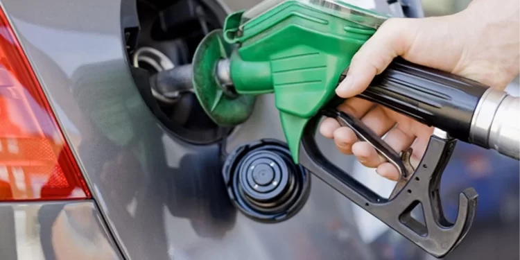 Akaryakıtta indirim! Benzinin litresi 1 lira 94 kuruş ucuzladı