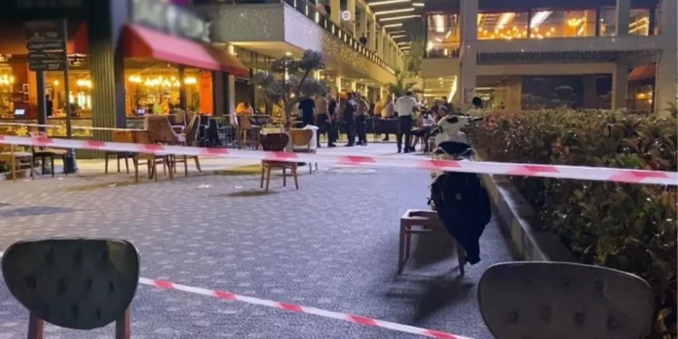 AVM’de çıkan tartışmada 3 kişi vuruldu