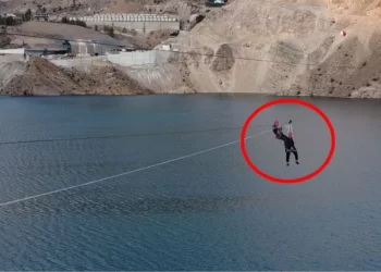 Belediye başkanının zor anları! Kendi yaptığı hattı denemek isterken mahsur kaldı