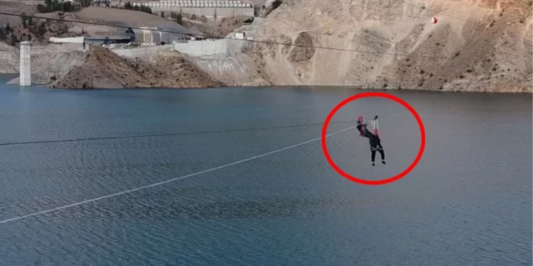 Belediye başkanının zor anları! Kendi yaptığı hattı denemek isterken mahsur kaldı