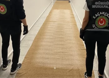 İstanbul Havalimanı’nda halıya emdirilmiş şekilde 17 kilogram metamfetamin ele geçirildi