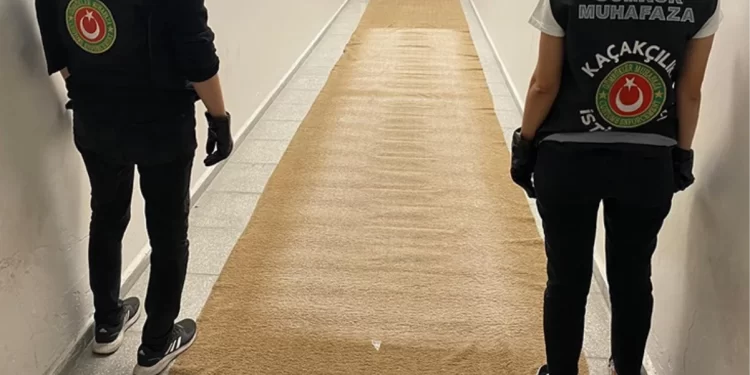 İstanbul Havalimanı’nda halıya emdirilmiş şekilde 17 kilogram metamfetamin ele geçirildi