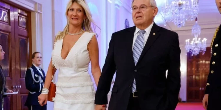 Türk düşmanı ABD’li senatör Bob Menendez yolsuzluk suçlaması sonrası Dış İlişkiler Başkanlığı görevinden istifa etti