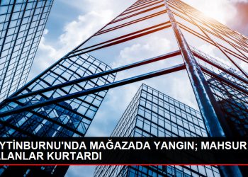 Zeytinburnu’nda Deri Mağazasında Yangın: 12 Kişi Kurtarıldı